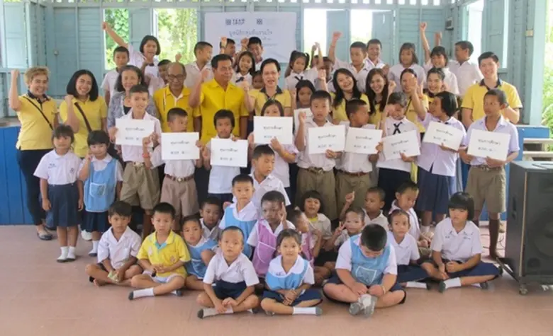 คนทีมฯร่วมแบ่งปันน้ำใจมอบทุนการศึกษา