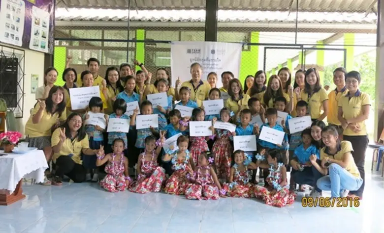 คนทีมฯร่วมแบ่งปันน้ำใจมอบทุนการศึกษา