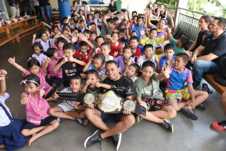 “เดชดำรงค์ ส.อำนวย ศิริโชค” แชมป์โลก “วัน แชมป์เปี้ยนชิพ” คนไทยคนแรก สร้างแรงบันดาลใจความเป็นนักสู้ให้เด็กๆ ผู้ด้อยโอกาส