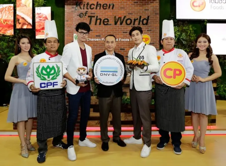 นายนรวีร์ เศรษฐบุตร (กลาง) ผู้ช่วยกรรมการผู้จัดการ ...