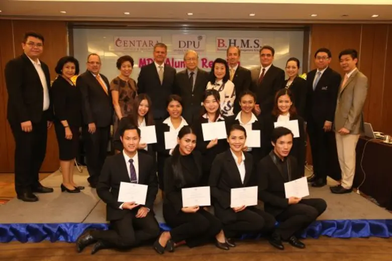 มร.คริส เบลีย์ (แถวยืน คนที่ 5 จากซ้าย) ประธานเจ้าห...