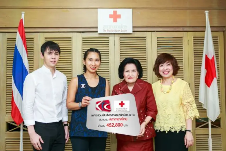 หม่อมราชวงศ์ปรียางค์ศรี วัฒนคุณ (กลางขวา)...