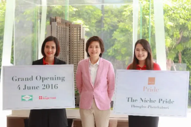 ผศ.ดร.เกษรา ธัญลักษณ์ภาคย์ (กลาง ) รองประ...