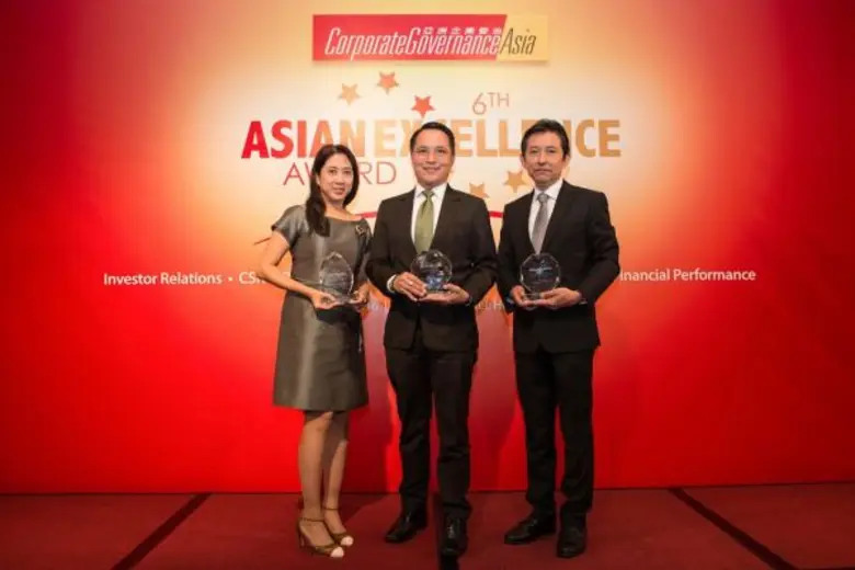 ดร. อดิศวร์ หลายชูไทย (กลาง) รองกรรมการผู...