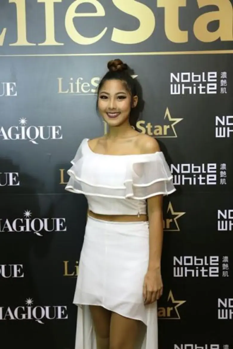 ขยันโพสท่าเซ็กซี่เผยหน้าอกสุดอึ๋มลงในอินส...