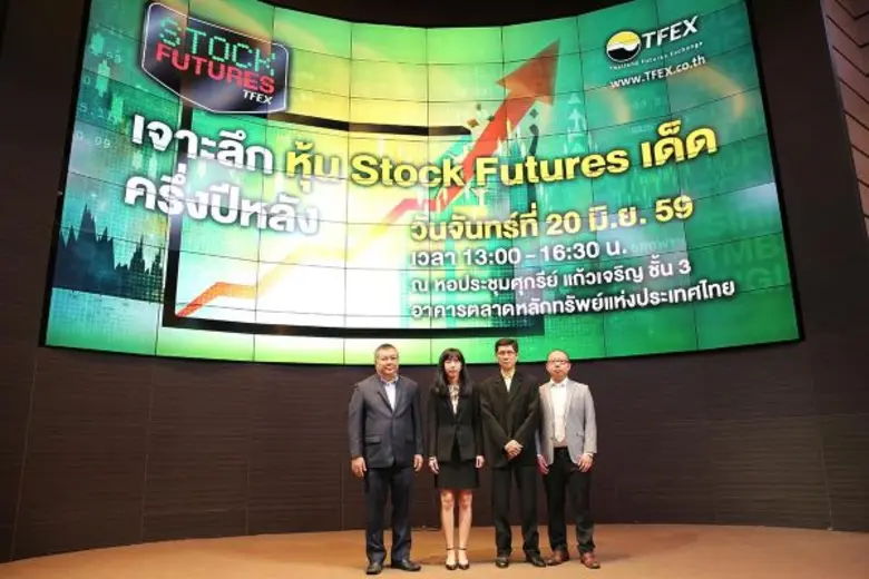 ดร. รินใจ ชาครพิพัฒน์ (ที่ 2 จากซ้าย) กรร...