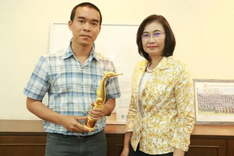 รศ.พรทิพย์ สัมปัตตะวนิช คณบดีคณะวารสารศาส...