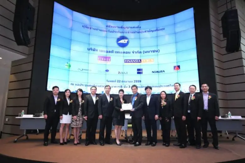 คุณปรีญาภรณ์ ตั้งเผ่าศักดิ์ (กลาง) กรรมกา...