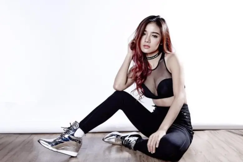 เรียกว่าเป็นหนึ่งนักร้องสาวสายแดนซ์สะบัดท...