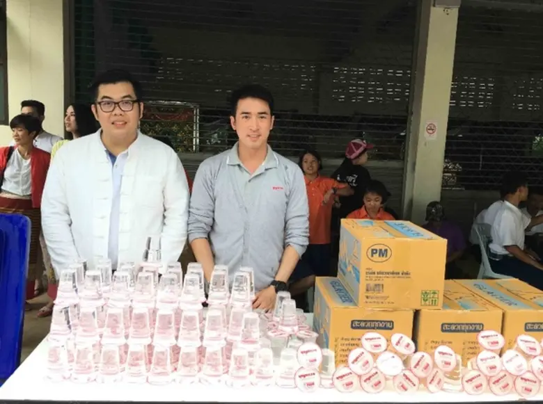 คุณภาษิต จันทร์ทิพย์ (ที่ 2 จากซ้าย) ผู้จ...