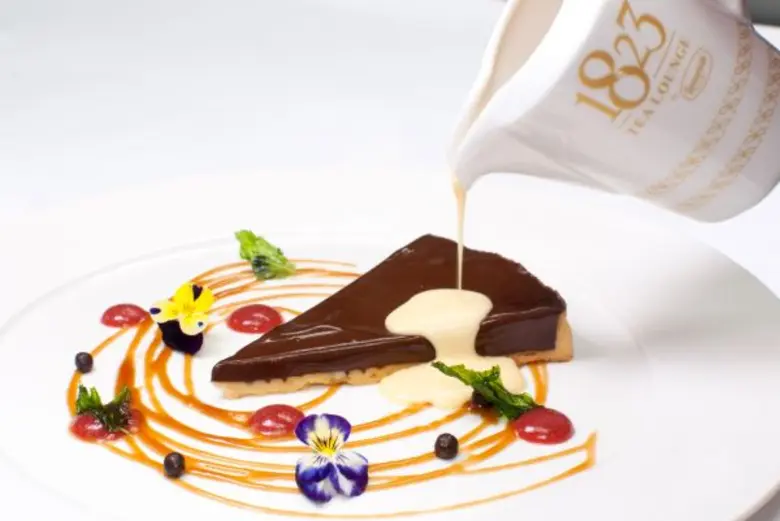 "1823 รอนเนอเฟลด์ ที เลานจ์" ศูนย์การค้าเ...