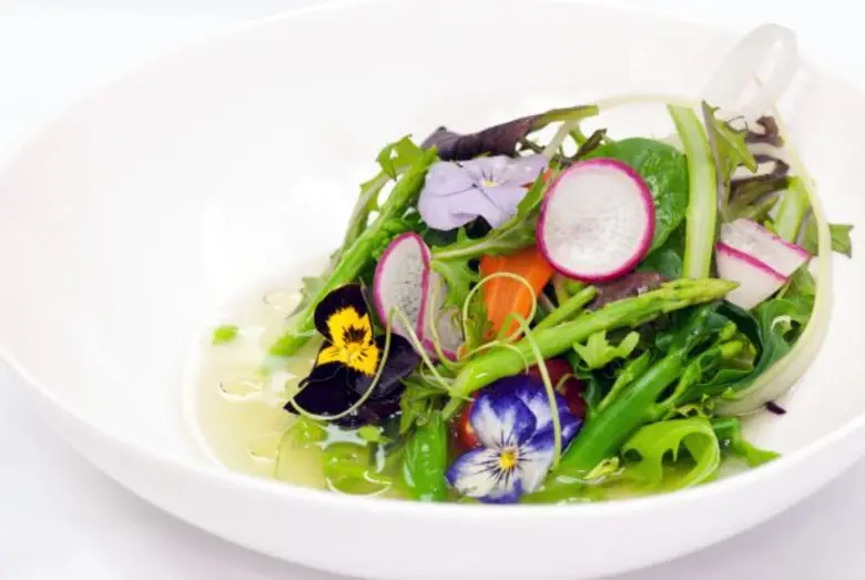 เมนูชาเขียวสุดสดชื่นพร้อมเสิร์ฟที่ 1823 รอนเนอเฟลด์ ที เลานจ์ ศูนย์การค้าเกษร