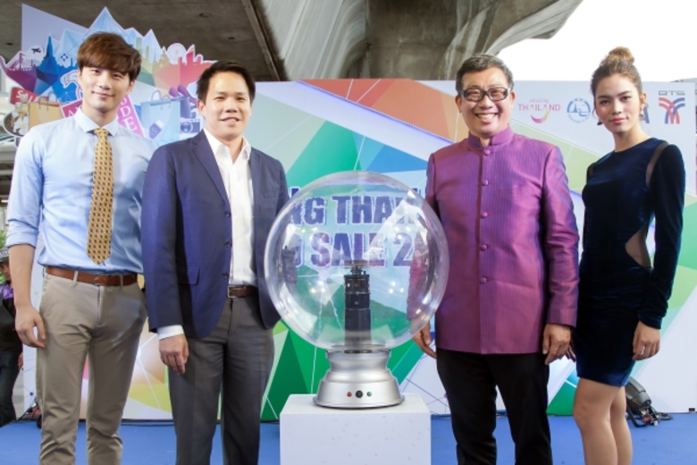 นายสุริพงษ์ ตันติยานนท์ (สองจากซ้าย) ผู้จ...