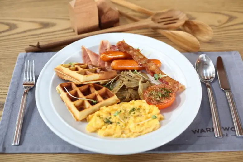 "Warm Wood Cafe" [วอร์มวู้ด คาเฟ่] เสิร์ฟ...