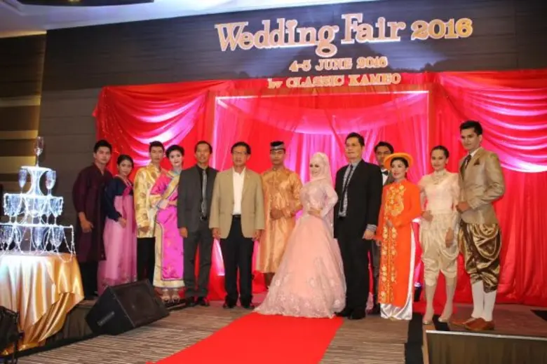 นายรอชิดี หีมเบ็นหมาน (ที่ 5 จากซ้าย) ผู้...