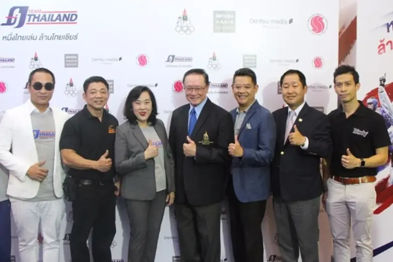 ภูธิชย์ เธียรธิติกุล (ขวาสุด) ผู้จัดการแบ...