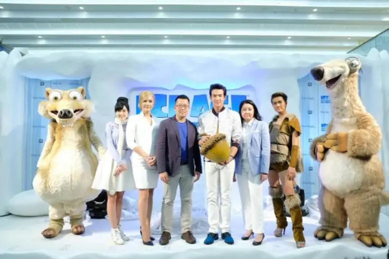 เจมส์ มาร์ ร่วมกับ นพดล ประพิมพ์พันธ์ (ที...