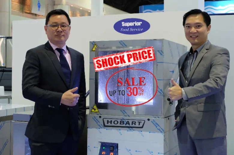 นายวิวัฒน์ วงศ์พิวัฒน์ (ขวา) ผู้จัดการทั่...