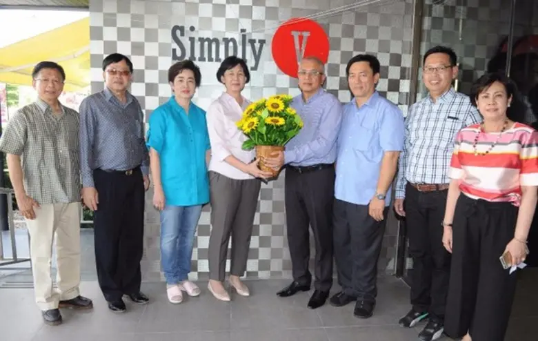 แสดงความยินดีเปิดร้านอาหาร Simply V ดร.พง...
