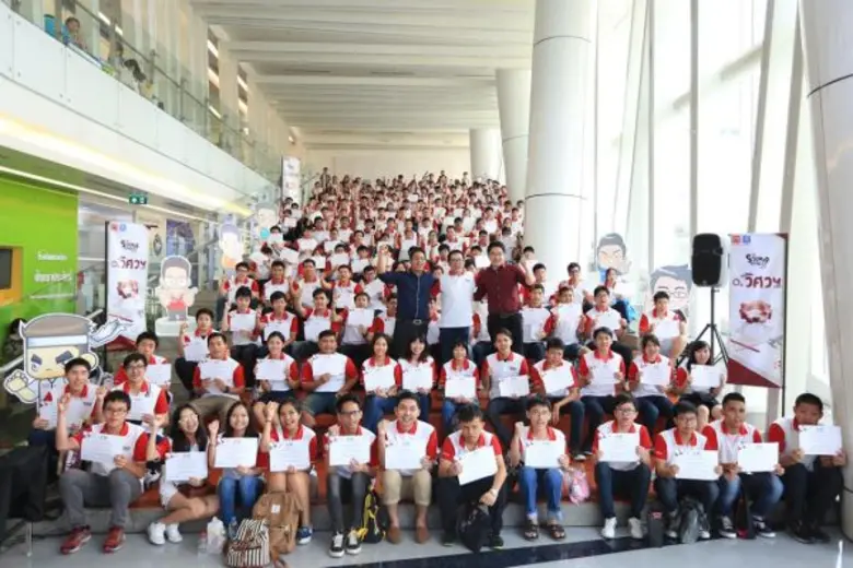 นายสุธี อัสววิมล (ขวา-ยืน) ผู้ก่อตั้งโรงเ...