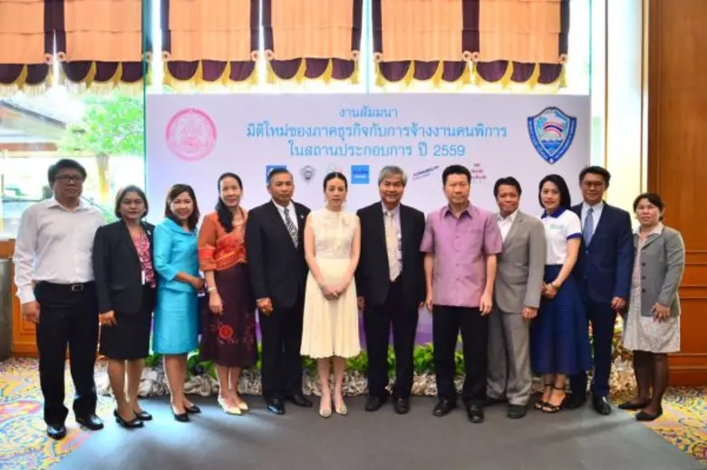 คุณนวลพรรณ ล่ำซำ กรรมการผู้จัดการและประธา...