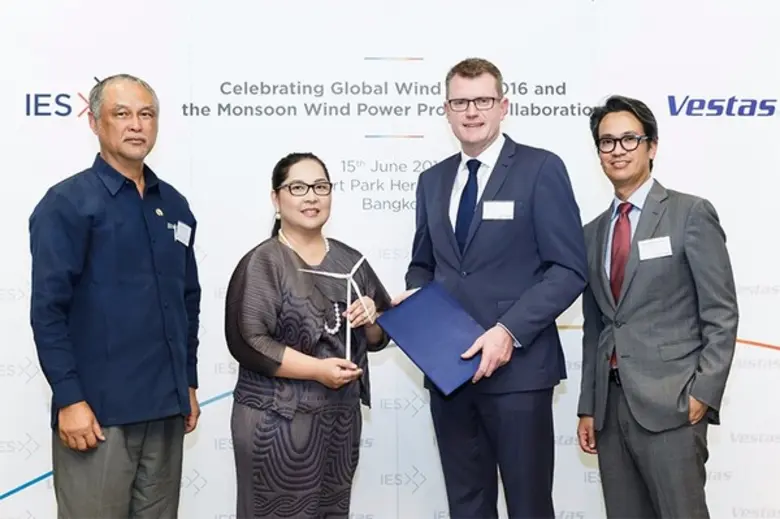 นายวรมน ขำขนิษฐ์ (คนที่ 1 จากขวา) ประธานเ...