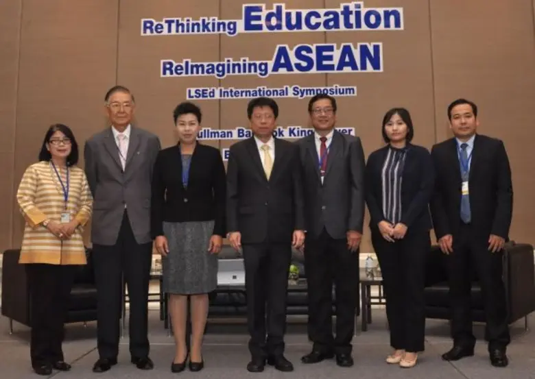 รองศาสตราจารย์ ดร.นิธินันท์ วิศเวศวร รองอ...