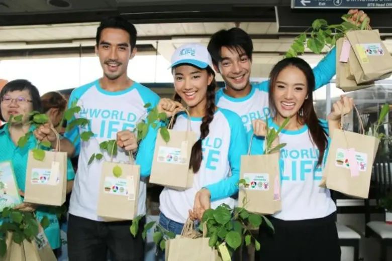 ช่อง 7 แท็กทีมนักแสดง ผู้ประกาศฯ ส่ง 'บิ๊กเอ็ม-กุญแจซอล’ นำทีมจิตอาสา บุกสถานีรถไฟฟ้า BTS รวมพลังแจกกล้าไม้ เนื่องในวันสิ่งแวดล้อมโลก 2559