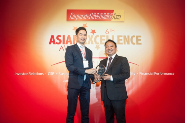 นายชัยพัฒน์ ไพฑูรย์ (ซ้าย) รองประธานเจ้าห...