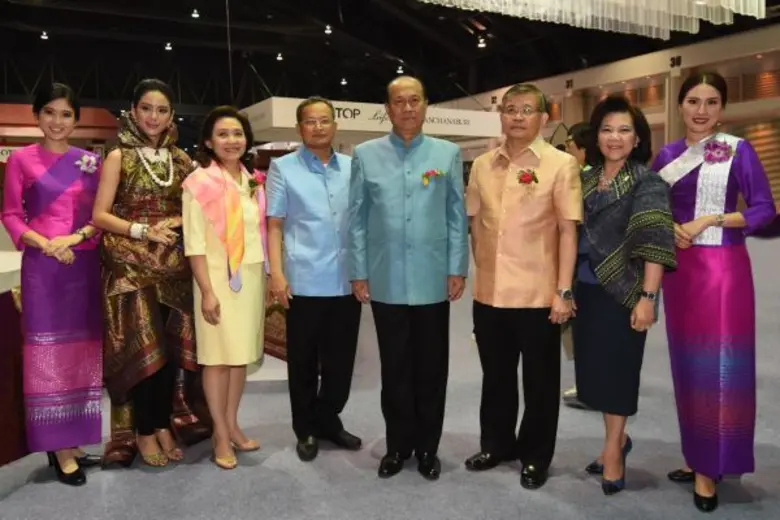 พลเอก อนุพงษ์ เผ่าจินดา (ที่ 5 จากซ้าย) ร...