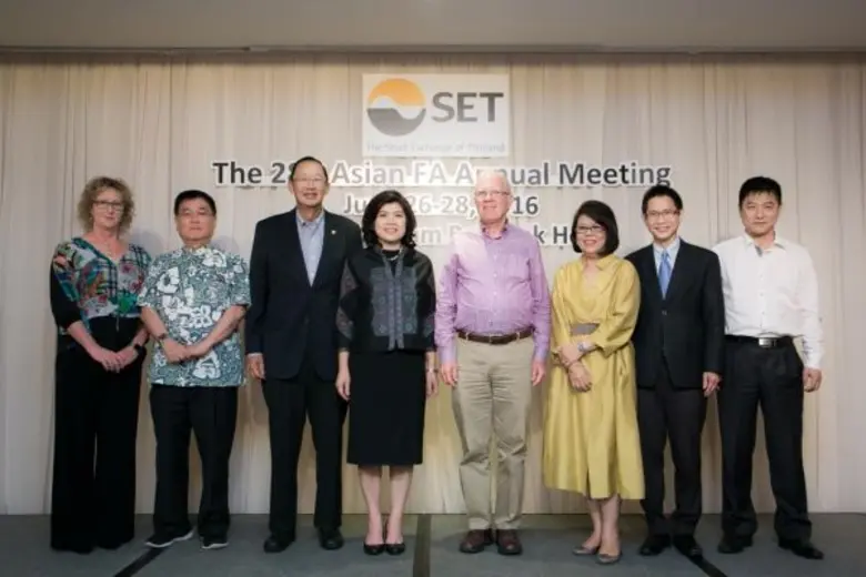 เกศรา มัญชุศรี กรรมการและผู้จัดการ ดร. สันติ กีระนั...