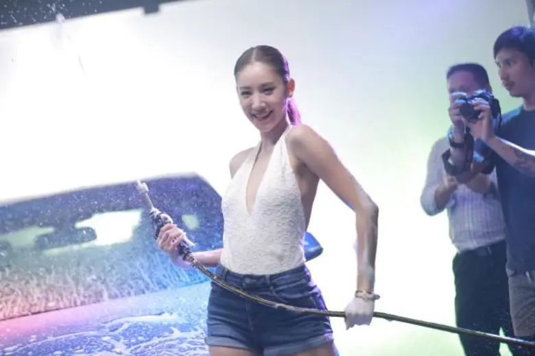 'แตงโม’ สวมมาด MC สาว!! โชว์ล้างรถแซ่บสุดสยิว!!