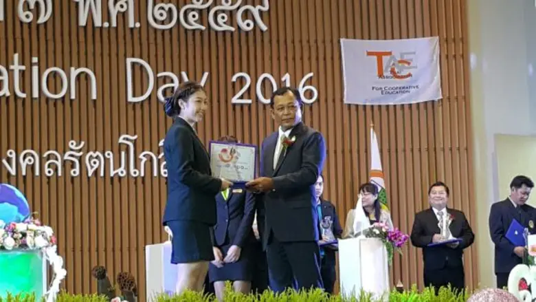 พลเอกดาว์พงษ์ รัตนสุบรรณ รัฐมนตรีว่าการกร...