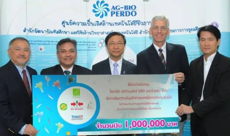 นายไซมอน ยาน เดอฮูป (ที่ 2 จากขวา) รองประ...