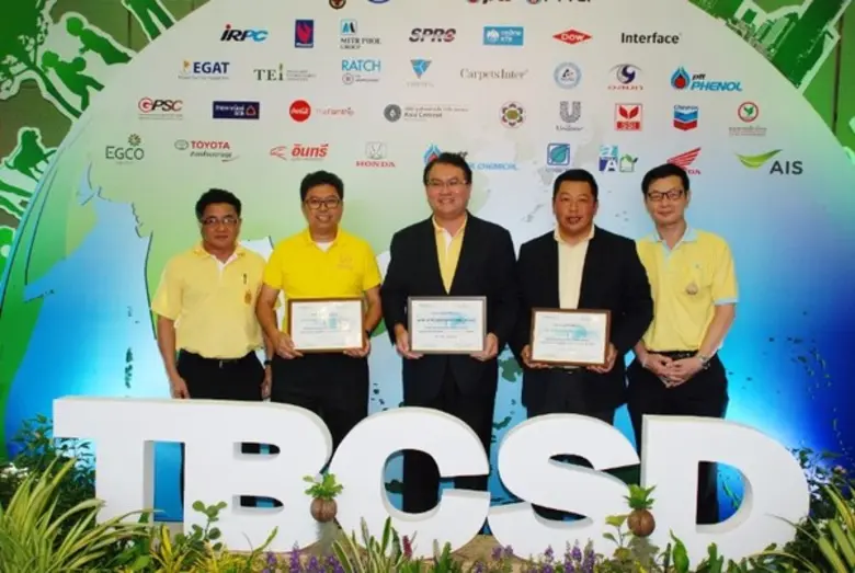 นายนาวา จันทนสุรคน (กลาง) เจ้าหน้าที่บริห...