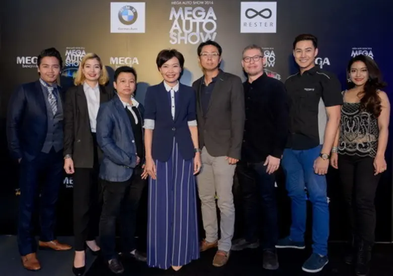 สิรินฉัตร แสงศรี (ที่สี่จากซ้าย) ผู้อำนวย...