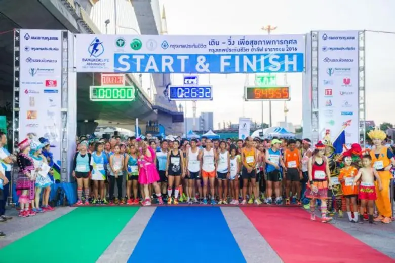 ประสบความสำเร็จอย่างยิ่งใหญ่ นักวิ่งกว่า 5,000 ชีวิตมาร่วมแบ่งปันมิตรภาพ และความสนุกสนาน กับงาน“เดิน-วิ่งเพื่อสุขภาพการกุศล กรุงเทพประกันชีวิต ฮาล์ฟ มาราธอน 2016” ชิงถ้วยพระราชทานสมเด็จพระเทพรัตนราชสุดาฯ สยามบรมราชกุมารี