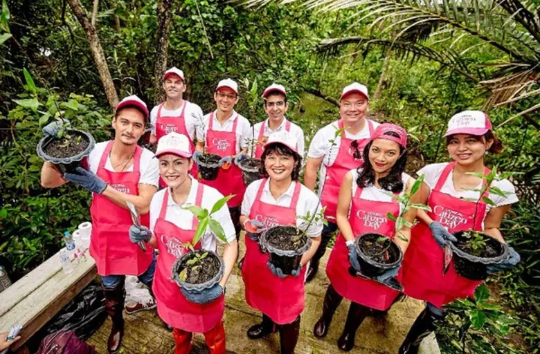 นาตาลี เกอร์ชไตน์ เคอโรวดี (แถวหน้า ที่ 2...