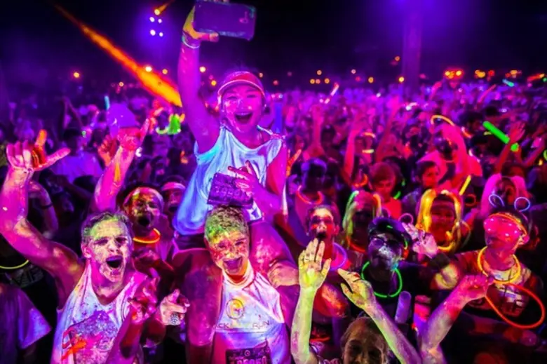 เปิดตัวครั้งแรกในเมืองไทยกับ “Skechers Blacklight Run Thailand” งานวิ่งสาดสีเรืองแสงยามค่ำคืน 5 กม. ที่ใหญ่ที่สุดในโลก