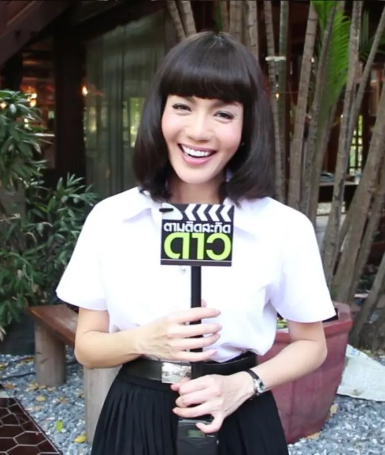 เห็นสาว "อ๋อม สกาวใจ" ใส่ชุดนักศึกษา ผมสั...