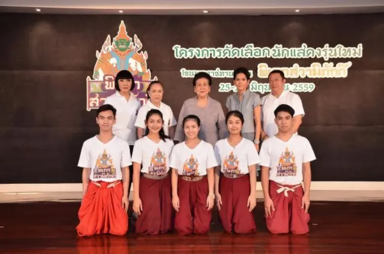 ท่านผู้หญิงจรุงจิตต์ ทีขะระ (คนกลาง) ประธ...