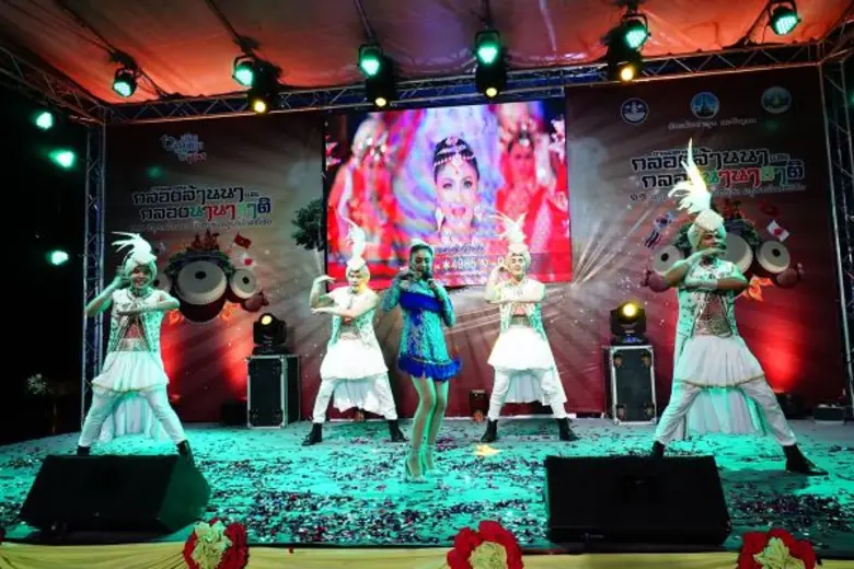 ลูกทุ่งสาว หลิว-อาจารียา จูงมือ ดาว มยุรี...