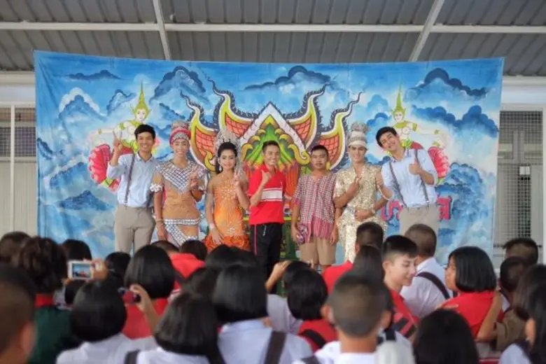 ทีวีไกด์: รายการ “รถโรงเรียน High School Reunion” “เอ ไชยา” เป็นปลื้ม กลับโรงเรียนสอนลิเกรุ่นน้อง!!!