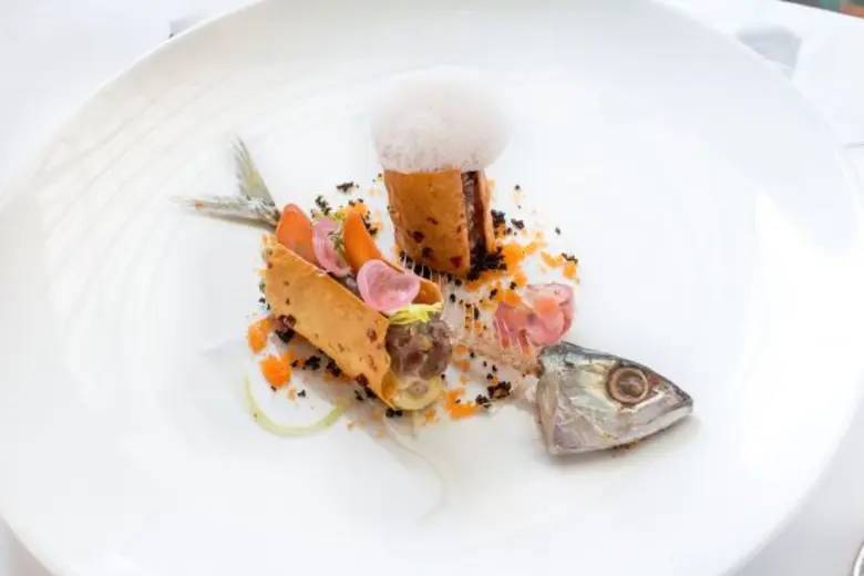 เชฟลูก้า เชฟประจำห้องอาหารรอสซินีส์ ขอต้อ...