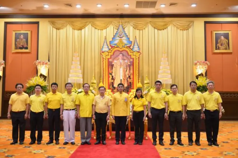 คณะผู้บริหาร พนักงาน และผู้ปฏิบัติงานในธน...