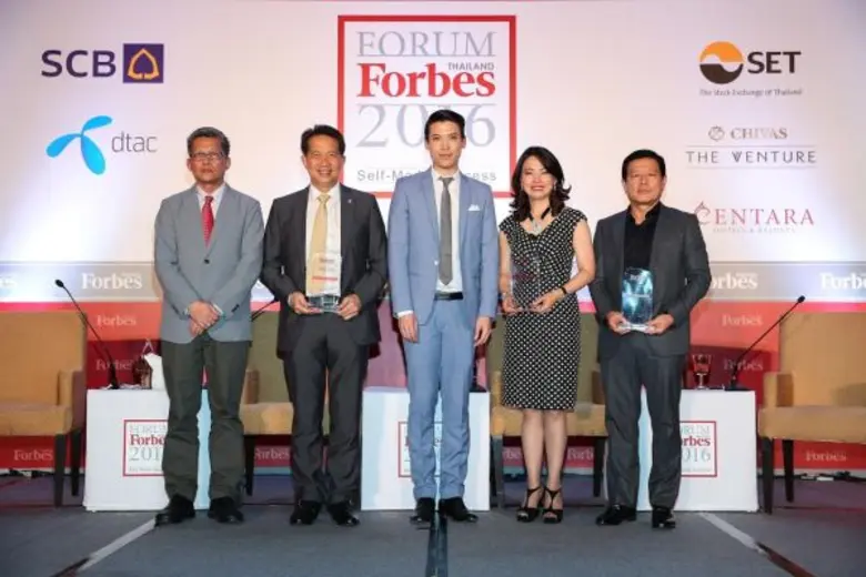 คุณสมัย ลี้สกุล (ขวา) ประธานกรรมการบริหาร...