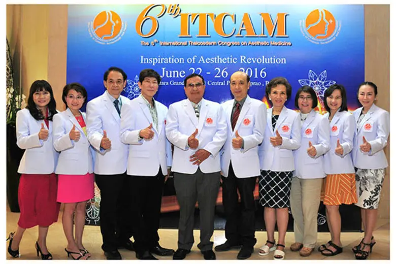 นพ.ธาดา เปี่ยมพงศ์สานต์ (กลาง) นายกสมาคมเ...