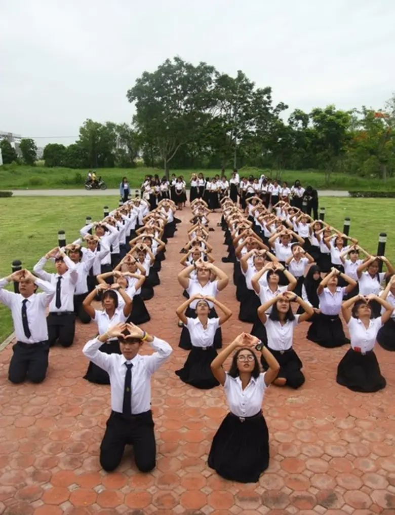 เฟรชชี่ปี 1 มรธ.สป.บูชา พระเจ้าตากฯเพื่อความเป็นศิริมงคล