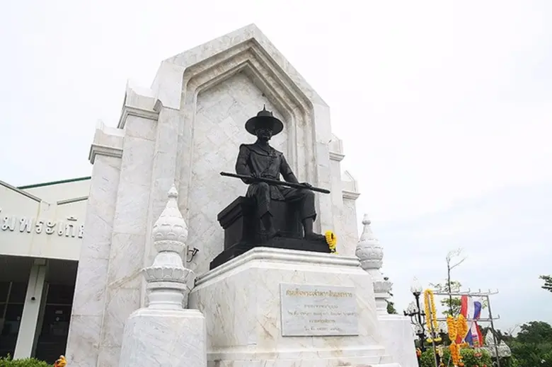 เฟรชชี่ปี 1 มรธ.สป.บูชา พระเจ้าตากฯเพื่อความเป็นศิริมงคล