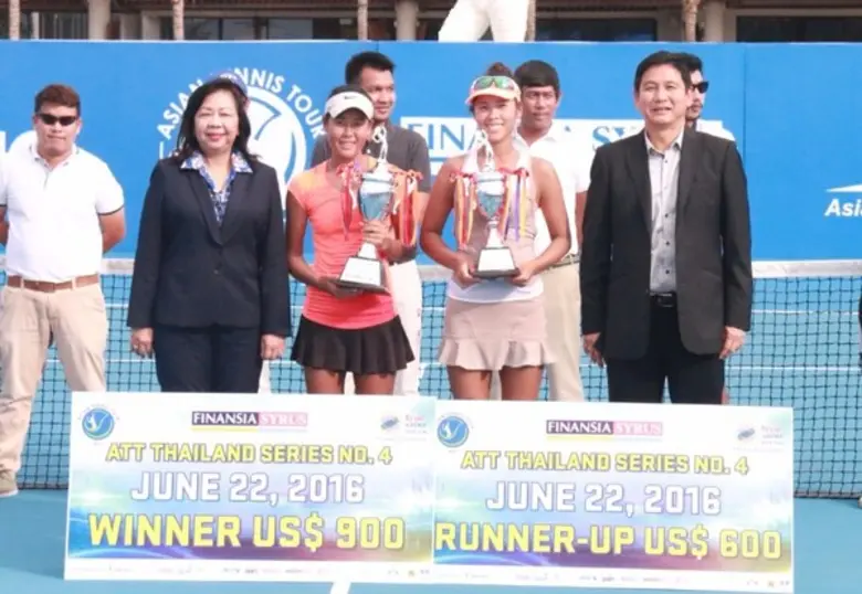 นางพรพริ้ง สุขสันติสุวรรณ (ซ้าย) กรรมการผู้อำนวยการ...